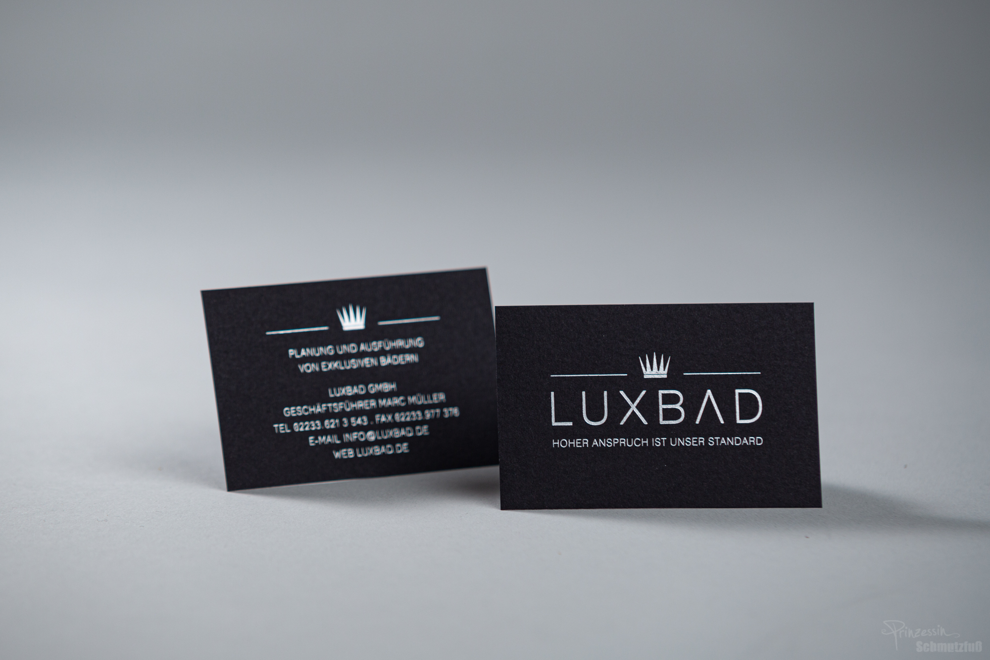 Layout Visitenkarte | Logogestaltung | Folienkaschierung Silber auf schwarzem Karton | Luxbad 